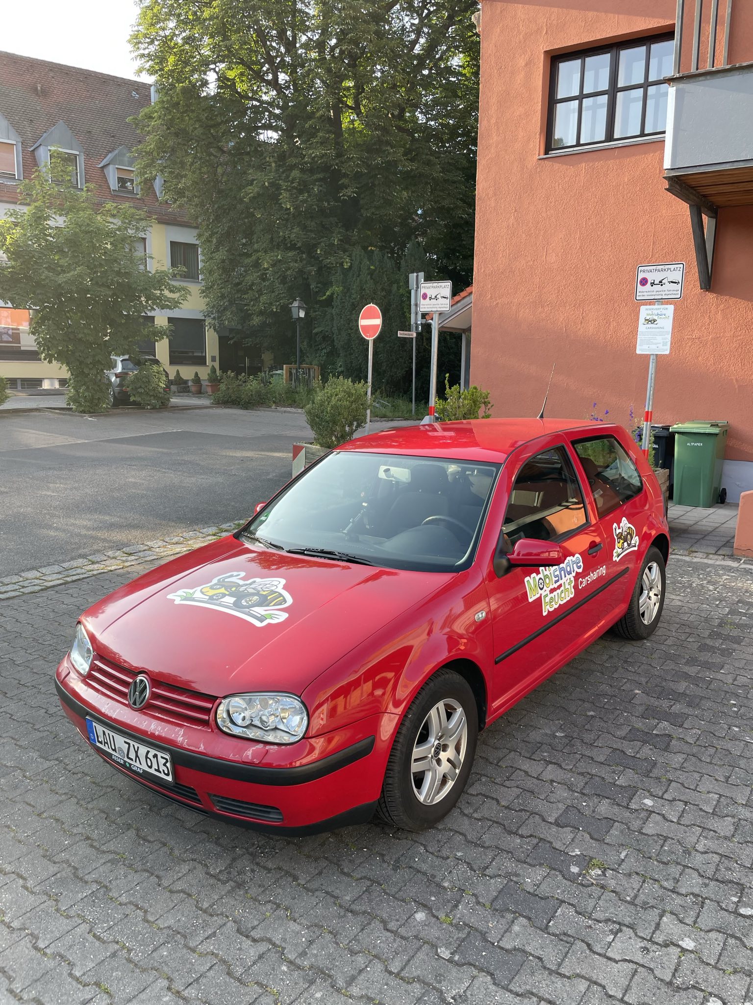 Tornadoroter VW Golf, ein Carsharing Auto von Mobishare